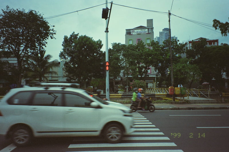 Pemandangan pelican crossing terlihat menggambarkan apa yang terjadi di masa lalu dan apa yang akan gue hadapi.